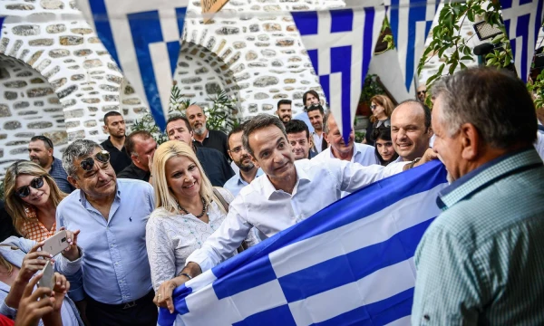 „Naujosios demokratijos“ vadovas Kyriakos Mitsotakis (su vėliava). Aris Messinis (AFP / „Scanpix“) nuotr. 