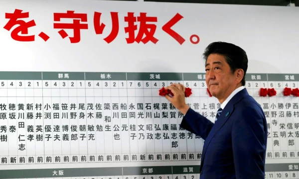 Shinzo Abe, Japonijos ministras pirmininkas, švenčia pergalę rinkimuose. Kim Kyung-Hoono (Reuters / Scanpix) nuotr.