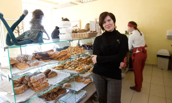 Virginija Dunčienė, UAB „Skanulis“, kuriai priklauso dvi sostinėje veikiančios „Fėjų“ kepyklėlės, direktorė: „Pardavėjui svarbi ne tiek patirtis, kiek noras dirbti toje ar kitoje parduotuvėje, sugebėjimas pritapti prie komandos.“
JUDITOS GRIGELYTĖS (VŽ) NUOTR.

