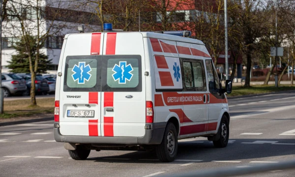Greitosios medicinos pagalbos automobilis šalia Vilniaus Santaros klinikos. Juditos Grigelytės (VŽ) nuotr.
