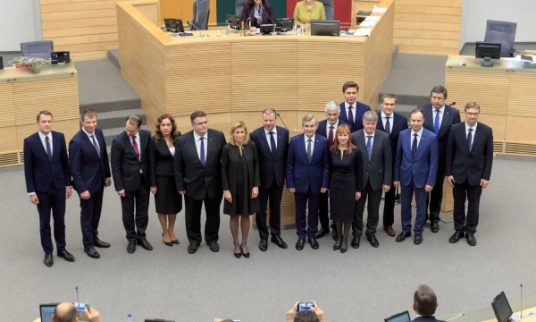 Kai Sauliaus Skvernelio vadovaujama Vyriausybė pradėjo dirbti pernai gruodį, ji Seime turėjo beveik aštuonių dešimčių parlamentarų paramą, dabar, iš koalicijos pasitraukus socialdemokratams, ši parama ištirpo iki nepilnų šešių dešimčių. Vladimiro Ivanovo (VŽ) nuotr.