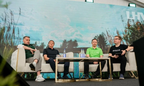 Priitas Treialas, „Harju Elektri“ finansų direktorius (pirmas kairėje), Raulas Puuseppas, „TKM Group“ generalinis direktorius ir Veiko Raimas, „Enefit Green“ finansų direktorius, atsakė į „Aripaev“ investuotojo Toomo klausimus apie dividendus ir augimą. Investuotoją Toomą atstovavo Indrekas Mae, „Aripaev“ biržos skyriaus redaktorius (dešinėje).  Simo Seppo ( „Aripaev“ ) nuotr.