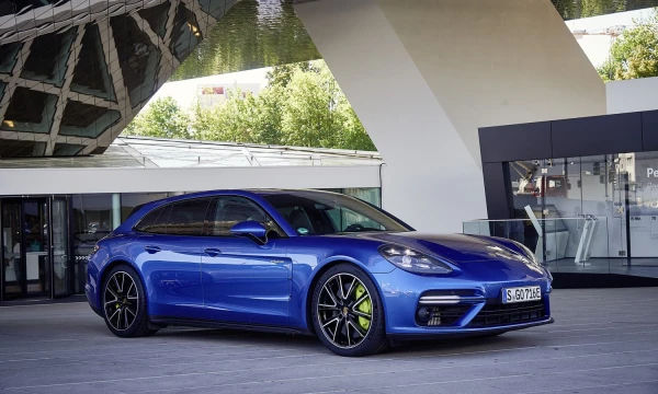 Beprotiškai ilgas „Porsche Panamera Turbo S E-Hybrid Sport Turismo“ pavadinimas slepia techniškai sudėtingiausią istorijoje markės modelį. Gamintojo nuotr.