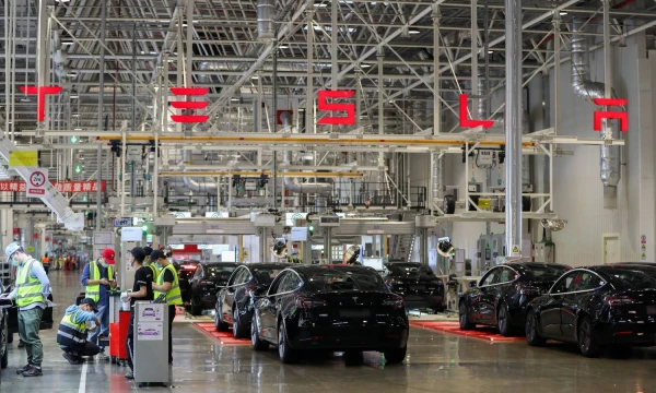 „Tesla“ gamykla Šanchajuje. Ding Ting („Imago“/„Xinhua“/„Scanpix“) nuotr. 