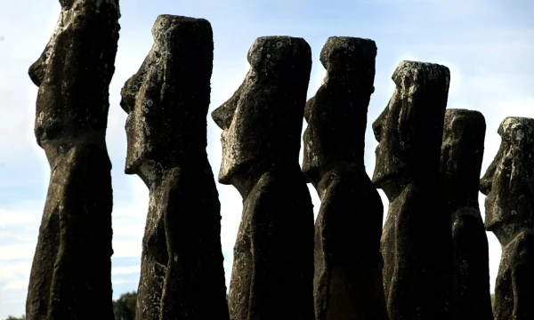 „Moajų“ stovylos Ahu Akivi, pietinėje Velykų salos dalyje. „REUTERS“/„SCANPIX“ nuotr. 

