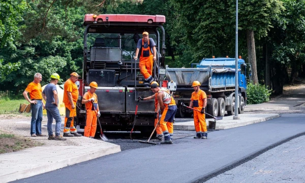 UAB „Kauno keliai“ asfaltuojama gatvė. Juditos Grigelytės (VŽ) nuotr.