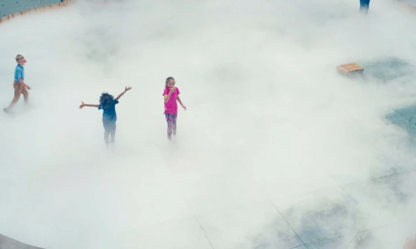 Linos Lapelytės kūrinio atlikimas Paryžiaus meno centre „Bourse de Commerce“. Uogintės Bučinskaitės nuotr.