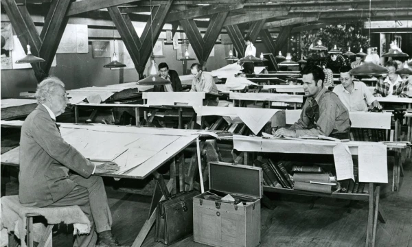 Architektas Frankas Lloydas Wrightas savo biure, 1945 m. „Scanpix“ nuotr. 
