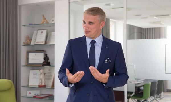 Vilius Juzikis, SEB banko valdybos narys ir Verslo bankininkystės tarnybos vadovas, sako, kad veiklos perkėlimas į kitas valstybes 2020-aisiais bus viena ryškiausių tendencijų. Juditos Grigelytės (VŽ) nuotr.