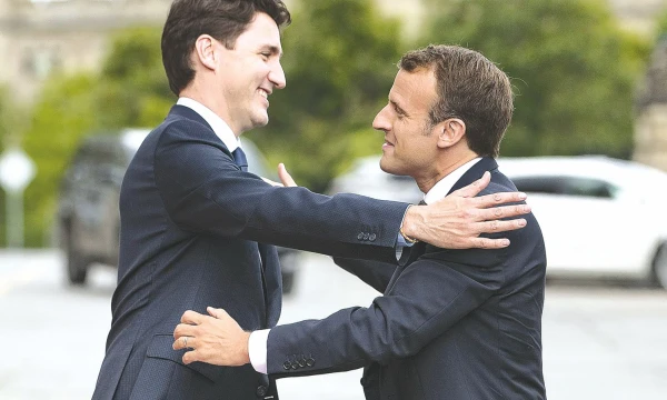 Emmanuelis Macronas (dešinėje), Prancūzijos prezidentas, prieš G7 susitikimą šiltai bendravo su Justinu Trudeau, Kanados premjeru. Anot p. Macrono, šešios valstybės privalo laikytis bendro spaudimo prieš prezidento Trumpo sprendimą įvesti metalo tarifus. ano langsdono („sipa“ / „scanpix“) nuotr.