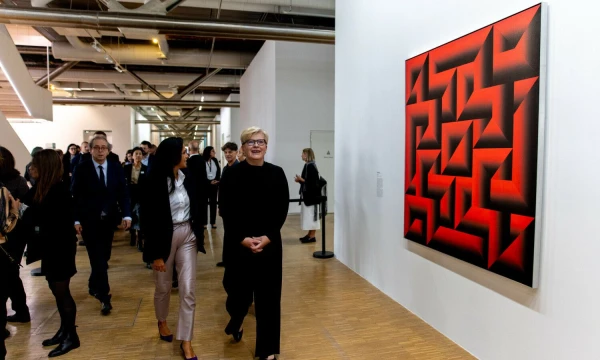 Lietuvos premjerė Ingrida Šimonytė prie Kazio Varnelio tapybos darbo Pompidou centre, Paryžiuje. Vyriausybės nuotr.