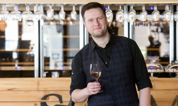 Baltijos šalių soemljė čempionas Narimantas Miežys, vyno baro „Somm“ vadovas. Juditos Grigelytės (VŽ) nuotr.