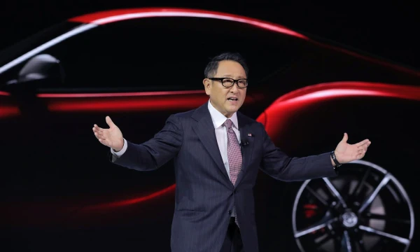 Akio Toyoda išreiškė abejonę, ar politikai supranta, ką jie kalba apie benzininius automobilius. „Reuters“ / „Scanpix“ nuotr.