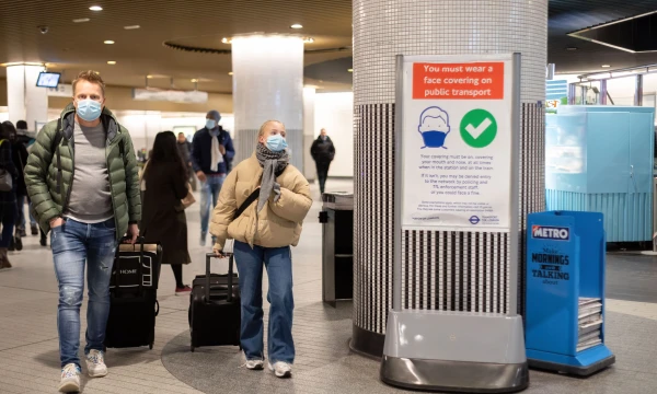 Koronavirusas Jungtinėje Karalystėje. Belindos Jlao (SOPA/ZUMA/„Scanpix“) nuotr.