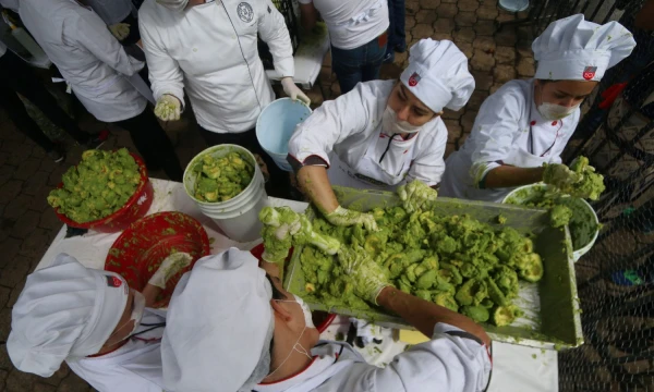 Volunteers from a culinary school mash avocados as they attempt to set a new Guinness World Record for the largest serving of guacamole in Concepcion de Buenos Aires, Jalisco, Mexico September 3, 2017. REUTERS/Fernando Carranza