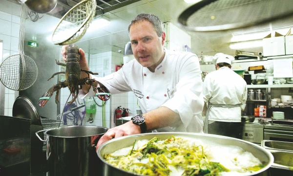 Gediminas Andriuškevičius, viešbučio „Radisson Blu Astorija“ restorano vyriausiasis virėjas: „Rinkoje yra tiekėjų, kurie gali tai padaryti, ir prieš dieną užsakius, jau rytojaus dieną klientams ant stalo galima patiekti šviežią omarą.“ Vladimiro Ivanovo (VŽ) nuotr.