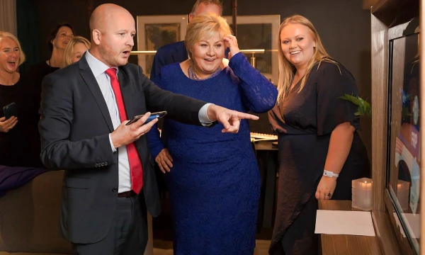 Erna Solberg, Norvegijos ministrė pirmininkė, švenčia pergale su dukra Ingrida ir patarėju Sgbjornu Aanesu. Hanso Kristiano Thorbjornseno (Reuters / Scanpix) nuotr. 