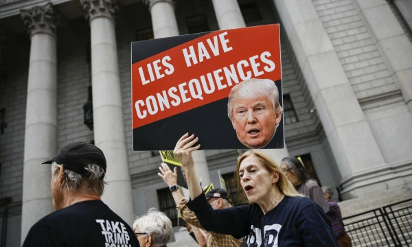 Protestuotojai prie Niujorko federalinio teismo reikalauja nuteisti D. Trumpą. Eduardo Munoz Alvarez (AP / „Scanpix“) nuotr.