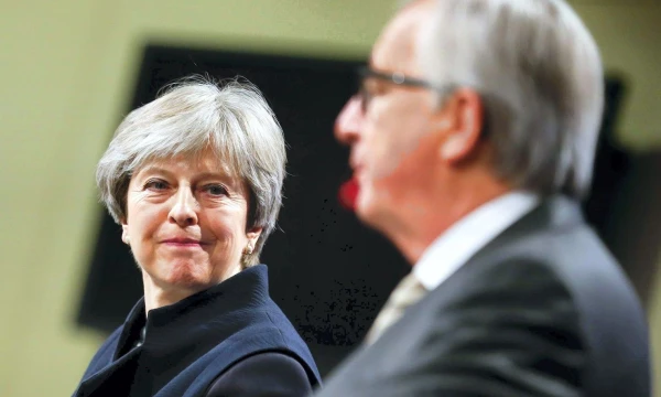 Theresa May, JK ministrė pirmininkė, ir Jeanas Claude'as Junckeris, Europos Komisijos pirmininkas. Chinenouvelle / Sipa / Scanpix nuotr.