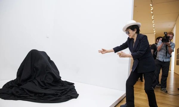 Ekscentriškoji menininkė Yoko Ono pati atidarė parodą „Yoko Ono: One Woman Show, 1960–1971“ Niujorko Šiuolaikinio meno muziejuje (MoMA). 
Lucaso Jacksono („Reuters“) nuotr.