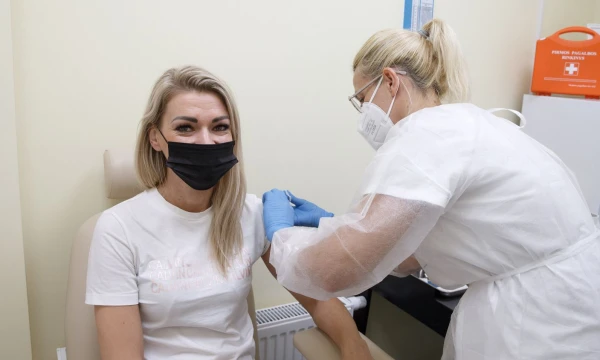 „Gintarinėje vaistinėje“ žmonės skiepijami „Janssen“ vakcina. Juditos Grigelytės (VŽ) nuotr.