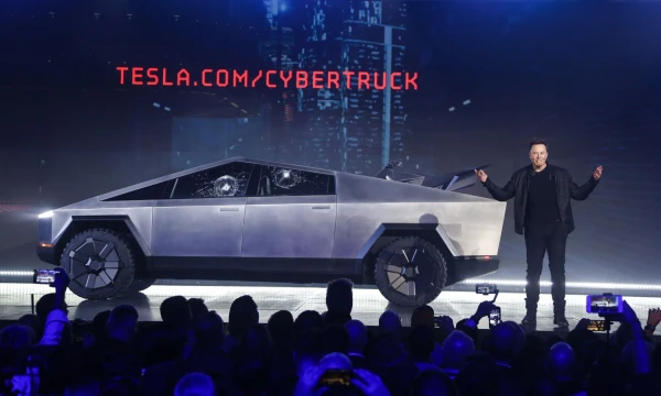 Elonas Muskas pristato „Tesla Cybertruck“, kuriam nepaprastą šlovę suteikė radikalus dizainas ir sudaužyti langai. AP / „Reuters“ nuotr.