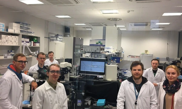 Dr. Linas Mažutis, Vilniaus universiteto Biotechnologijos instituto mokslininkas, kartu su tyrėjų komanda – (iš kairės) Juozu Nainiu, Valdemaru Milkumi, Daliumi Kučiausku, Laurynu Karpumi, Karoliu Simučiu, Philippe Nauny ir Greta Stonyte – pasiekė puikių rezultatų: mokslininkų atradimais naudojasi tarptautinės biomedicinos kompanijos.