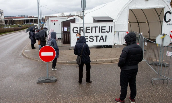 Mobilus koronaviruso patikros punktas Vilniuje. Juditos Grigelytės (VŽ) nuotr.