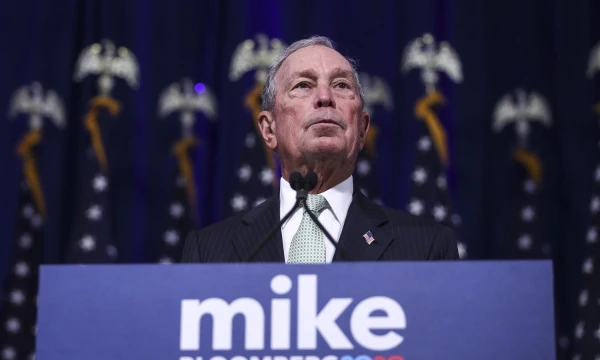 Demokratų kandidatų ratas vis plečiasi – visai neseniai prie rinkimų prisijungė senas Donaldo Trumpo priešas milijardierius Michaelas Bloombergas. AFP nuotr.