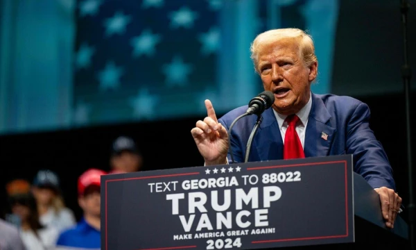 Kandidatas į prezidentus Donaldas Trumpas kalba savo kampanijos renginyje Savanoje, Džordžijos valstijoje. Brandono Bello („GETTY images“ / AFP / „Scanpix“) nuotr.