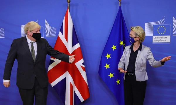 Borisas Johnsonas, JK premjeras, ir Ursula von der Leyen, EK pirmininkė. Aarono Chowno (AFP / „Scanpix“) nuotr. 