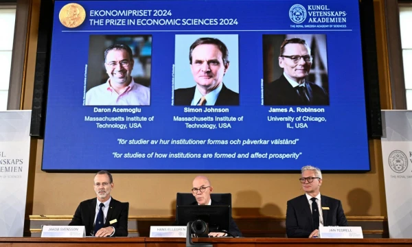 Nobelio ekonomikos premijos laimėtojų, mokslininkų Darono Acemoglu, Simono Johnsono ir Jameso A. Robinsono, paskelbimas. („TT Nes Agency“ / „Reuters“ / „Scanpix“) nuotr.