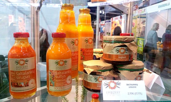 „Amberry“ prekės ženklu pažymėtos šaltalankių produkcijos siūloma įsigyti mugių, švenčių lankytojams. Įmonės nuotr.