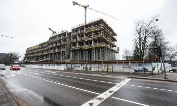 Vilniuje 2018 m. planuojami atidaryti penki nauji viešbučiai (nuotraukoje – statomas „Marriott“) neišspręs sezono metu sostinėje juntamos viešbučių stygiaus problemos, teigia turistus į mūsų šalį vežančios firmos. Juditos Grigelytės (VŽ) nuotr.
