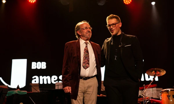 Amerikiečių džiazo pianistas, dviejų „Grammy“ apdovanojimų laureatas Bobas Jamesas ir ukrainiečių saksofonininkas Andrejus Chmutas. Rengėjų nuotr.