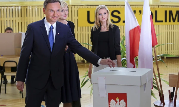 Presidential candidate of the Law and Justice Party Andrzej Duda (L) casts his vote next to his wife Agata and daughter Kinga at a polling station in Krakow, Poland May 24, 2015.   Mateusz Skwarczek (Agencja Gazeta / Reuters / Scanpix)  