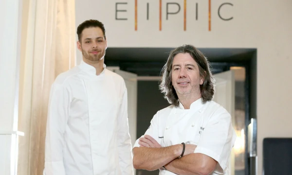 Iš kairės:  Alexas Greene'as, vyriausiasis „Eipic“ virtuvės šefas, ir restorano steigėjas, virtuvės šefas Michaelas Deane'as. „deaneseipic.com“ nuotr.