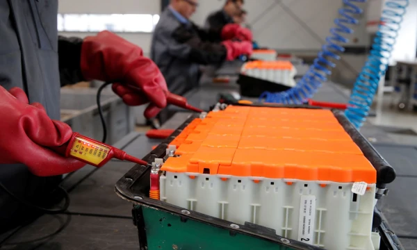 Dėl populiarėjančių elektromobilių ličio jonų baterijų paklausa pasaulyje šoka į viršų. Europa poreikiui patenkinti nori savo gamyklų. Wolfgango Rattay („Reuters“ / „Scanpix“) nuotr.