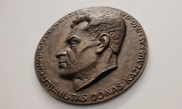 Prof. Jono Kazlausko (1930–1970) bareljefas. Katažynos Palubinskos nuotr.