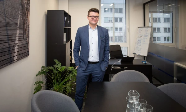 Andžejus Rynkevičius, UAB „Baltic Virtual Assistants“ direktorius: „Esminė problema, su kuria gali susidurti įmonės, yra virtualios darbo kultūros stoka, kuomet darbuotojai gali atsainiai žiūrėti į darbą iš namų, o vadovai – jausti kontrolės stygių.“ 		Vladimiro ivanovo (VŽ) nuotr.