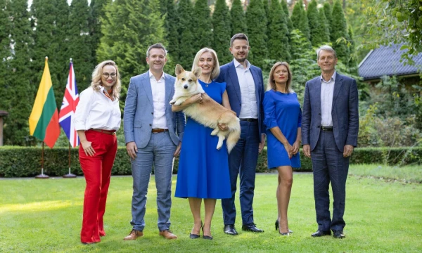 Iš kairės: N. Petrauskaitė, A. Prosser, valdybos nariai, B. Senkienė, asociacijos direktorė, šuo Morengas, L. Butkevičius, valdybos pirmininkas, D. Vyčinė, valdybos narė, ir B. Olley, Jungtinės Karalystės ambasadorius. Asociacijos nuotr.