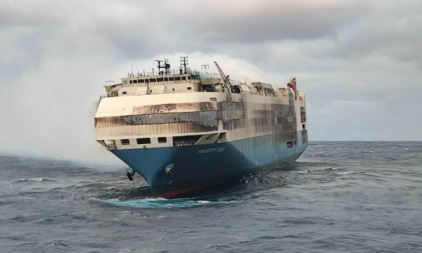 Užsidegęs „Felicity Ace“ laivas. AP / „Scanpix“ nuotr.