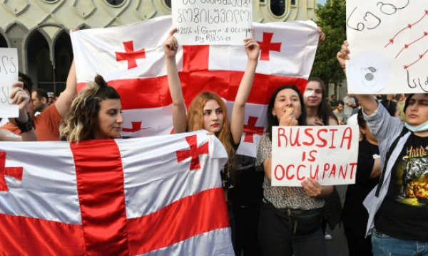 Rusijos draudimas priimtas, reaguojant į Tbilisyje kilusius protestus. AFP / „Scanpix“ nuotr. 