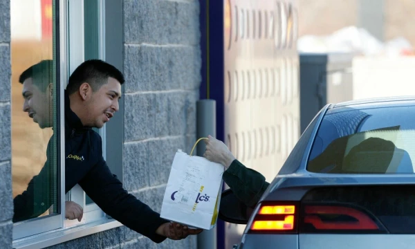 „McDonalds“ aptarnavimo langelis. Kamilio Kračynskio (AFP / „Scanpix“) nuotr.