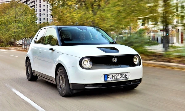 Pusšimčio metų senumo „Civic“ primenantis „Honda e“ dizainas – vienas svarbiausių „Honda e“ kozirių. „Honda Motor Europe“ nuotr.