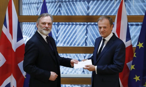 Britų atstovas prie ES Timas Barrowas įteikia laišką dėl išstojimo Donaldui Tuskui, ES Vadovų Tarybos pirmininkui. Yveso Hermano („Reuters“ / „Scanpix“) nuotr.