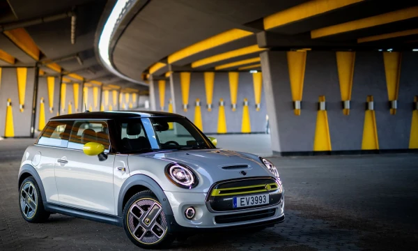 Elektra varomas „Mini“ išsiskiria specifinio stiliaus ratais, uždaromis priekinėmis grotelėmis ir kitomis detalėmis. Baltijos fotografijos linijos nuotr.