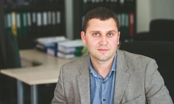 Simonas Žunda, VšĮ „Consensus Europae“ direktorius: „Jeigu pasitvirtintų, kad „Regio Invest LT+“ daugiau nebus, tai būtų smūgis investicijas į gamybą ar paslaugų plėtrą planuojančioms įmonėms.“
JUDITOS GRIGELYTĖS (VŽ) NUOTR.