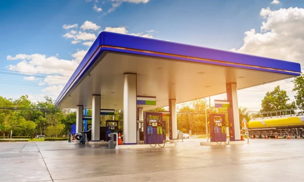 DKV atlikta klientų – 13.842 įmonių 11 Europos valstybių – apklausa rodo, kad įmonėse kelią skinasi alternatyvus kuras: elektromobilius naudoja 13% apklaustųjų, CNG – 7%, biodegalus, augalinį aliejų ar bioetanolį – 4%, LNG – 1%. Lyderiai – Vokietija ir Austrija, Belgija, Nyderlandai, Prancūzija.
