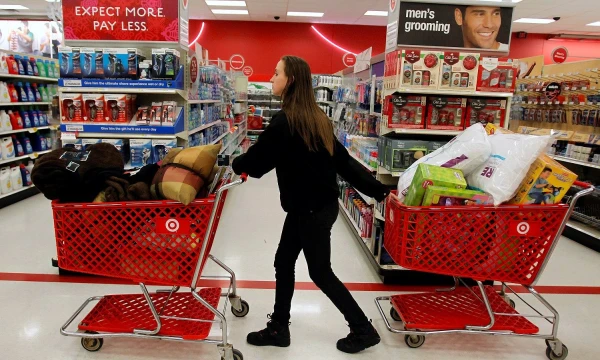 Ekspertai prognozuoja, kad tarp labiausiai nukentėsiančių mažmenininkų gali atsidurti antras didžiausias Jungtinės Karalystės kasdienių ir maisto prekių tinklas „Sainsbury‘s“.
Jessica Rinaldi („Reuters“) nuotr.   